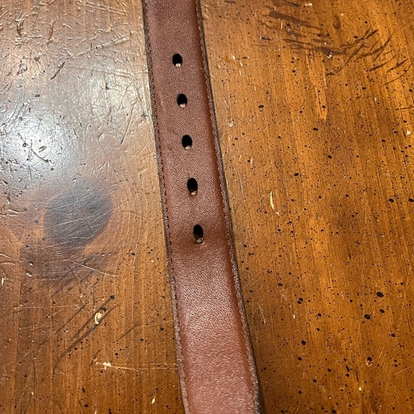 Dockers Men's Split Leather Handcrafted Belt size 34/85
Gold Buckle - Picture 6 of 7